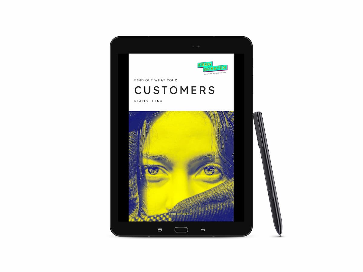 compressed-2021-From-Scratch_Find-out-what-your-customers-really-think_ebook-mockup-2 Samsung Galaxy Tablet zeigt das Titelbild des E-Books: From Scratch Logo, Name des E-Books und die Nahaufnahme einer jungen Frau, die direkt in die Kamera schaut. Ihre Lippen und ihr Kinn werden von einem Schal verdeckt.
