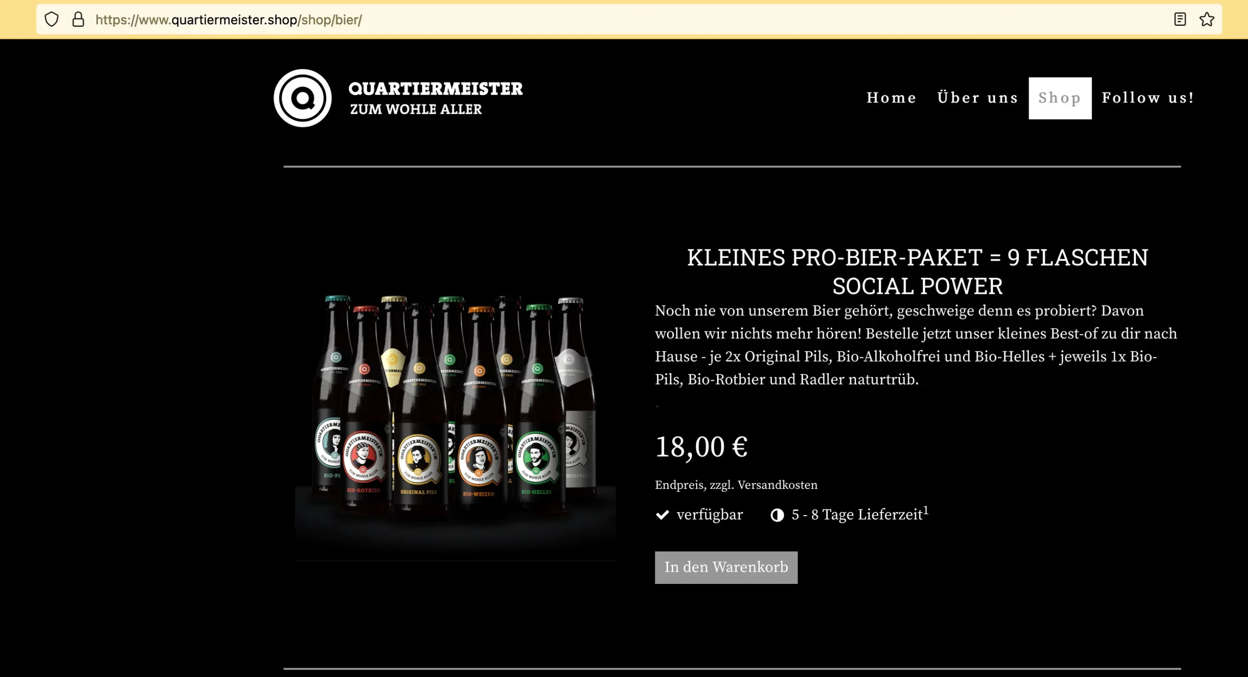 Screenshot der Quartiermeister-Produktseite für das Produkt: Kleines Pro-Bier-Paket = 9 Flaschen Social Power. Links stehen die Bierflaschen auf schwarzem Hintergrund, rechts steht der Text: Noch nie von unserem Bier gehört, geschweige denn es probiert? Davon wollen wir nichts mehr hören! Bestelle jetzt unser kleines Best-of zu dir nach Hause – je 2x Original Pils, Bio-Alkoholfrei und Bio-Helles + jeweils 1x Bio-Pils, Bio-Rotbier und Radler naturtrüb. 18,00 € Endpreis, zzgl. Versandkosten, verfügbar, 5- 8 Tage Lieferzeit. Button: In den Warenkorb